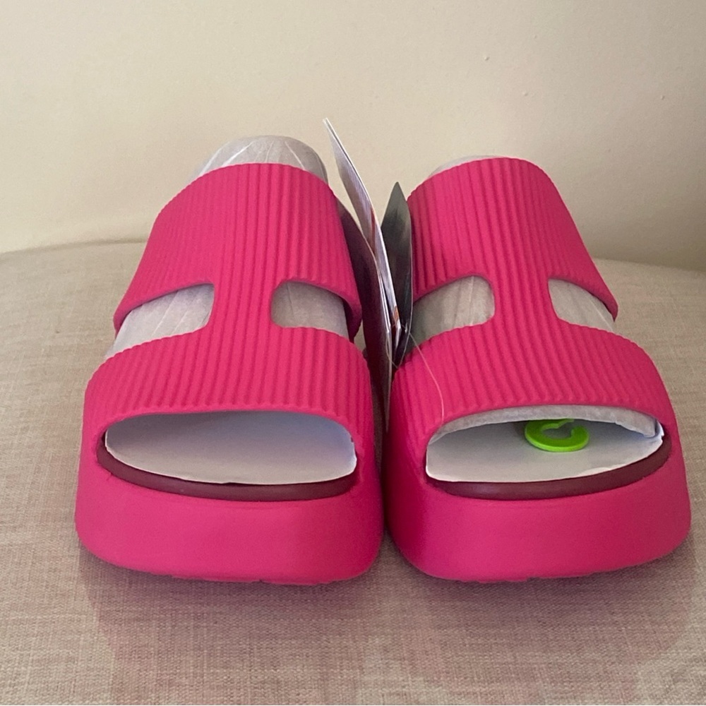 Crocs Women's Getaway Groove Platform H-Strap Sandal | Dragon Fruit - Picture 2 of 12